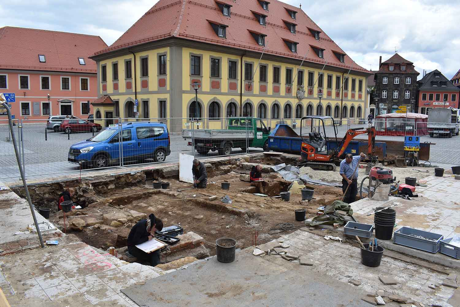 Before construction work begins, the construction site shows the exposed cellar vault.