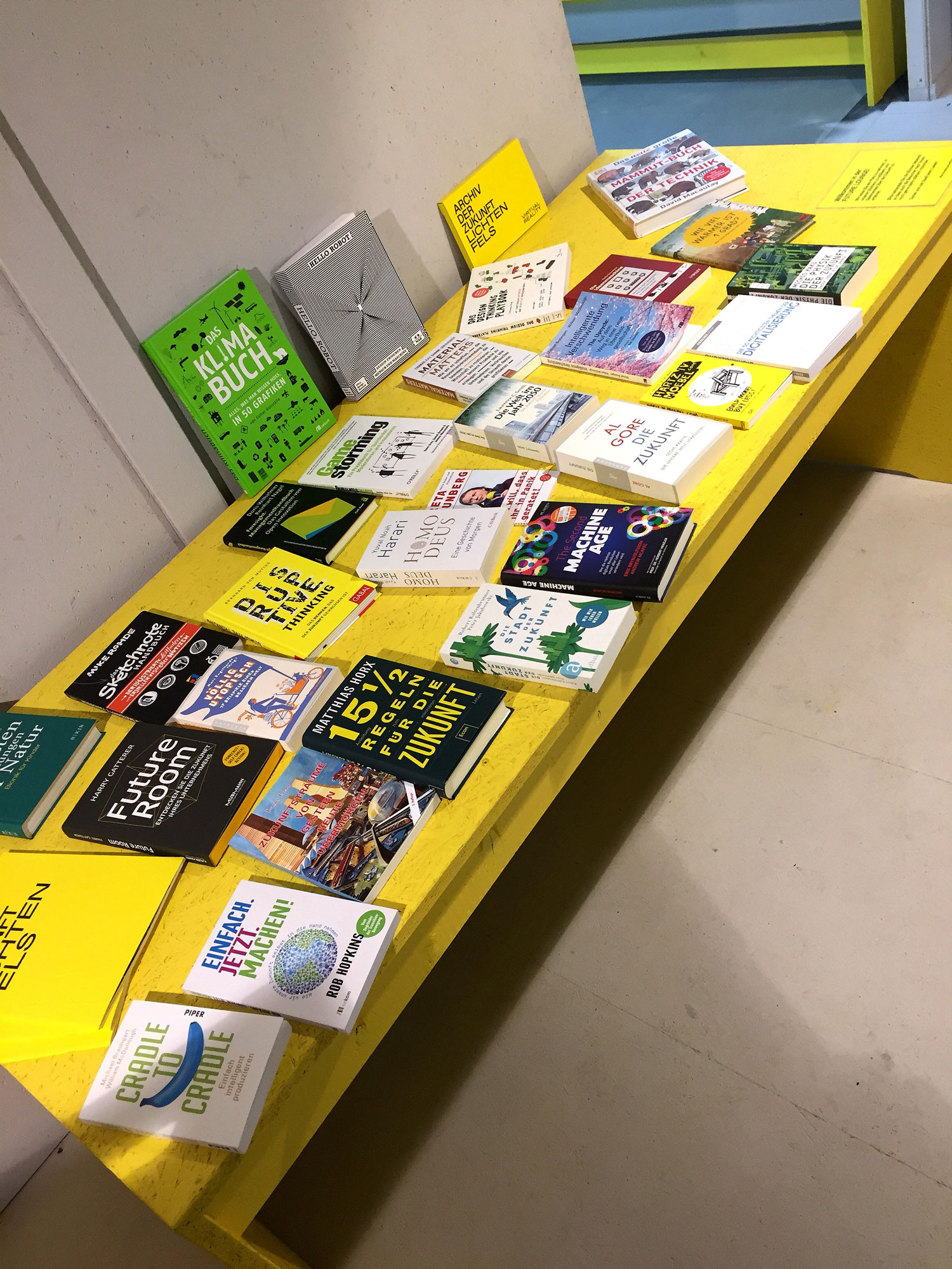 Büchertisch Future Lounge